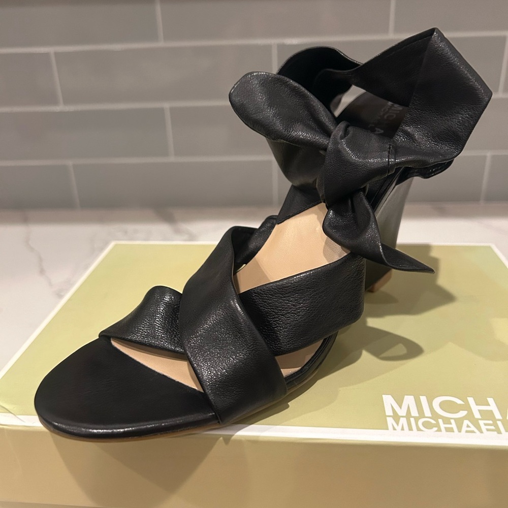 NIB MICHAEL KORS BLACK LEATHER OPEN TOE ANKLE WRAPS WEDGES 10‎